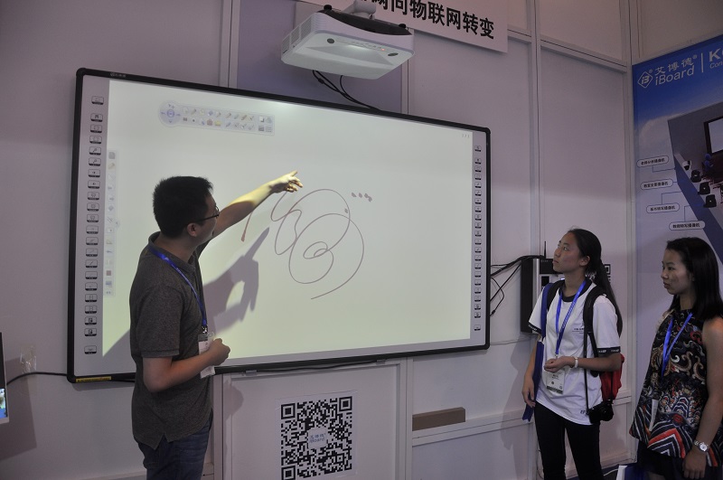 超短焦（jiāo）激光投影（yǐng）機